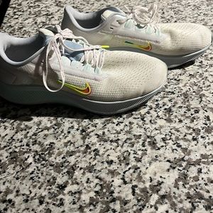 Almost new Nike air zooms. Nice sneakers but they’re too narrow on my feet.